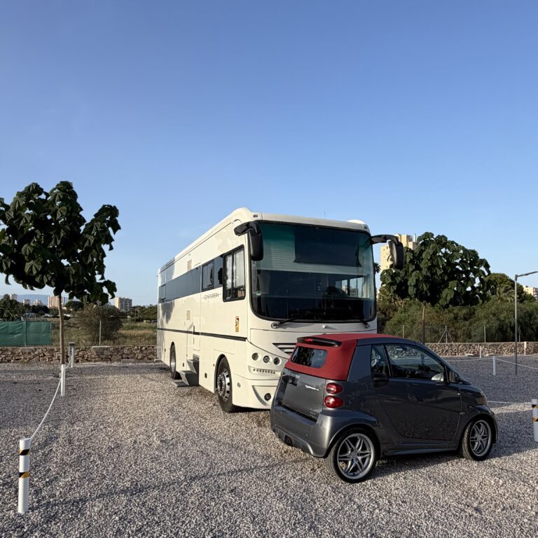 XXL-Stellplatz mit einem großen Wohnmobil