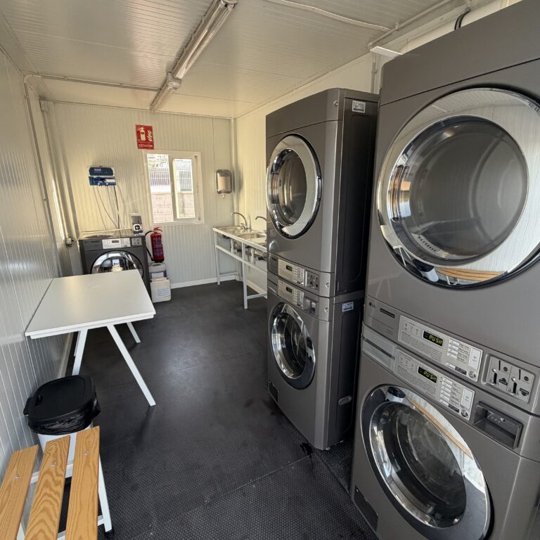 Waschsalon des Platzes mit Waschmaschinen und Trocknern