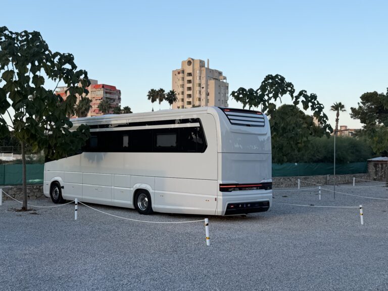 Liner-Wohnmobil auf einem XXL-Stellplatz des Sunset Camper Park Alicante