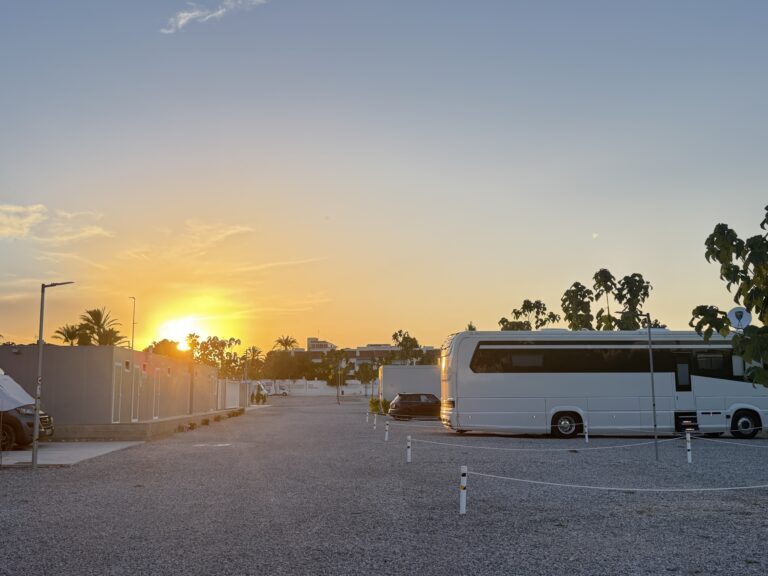 Sonnenuntergang über dem Platz, mit einem Wohnmobil auf seinem Stellplatz