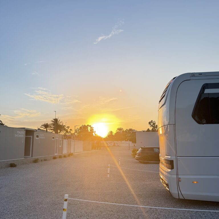 Sonnenuntergang über den Stellplätzen des Sunset Camper Park