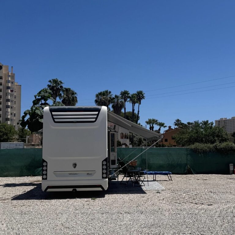 Wohnmobil mit freiem Raum auf beiden Seiten des Stellplatzes