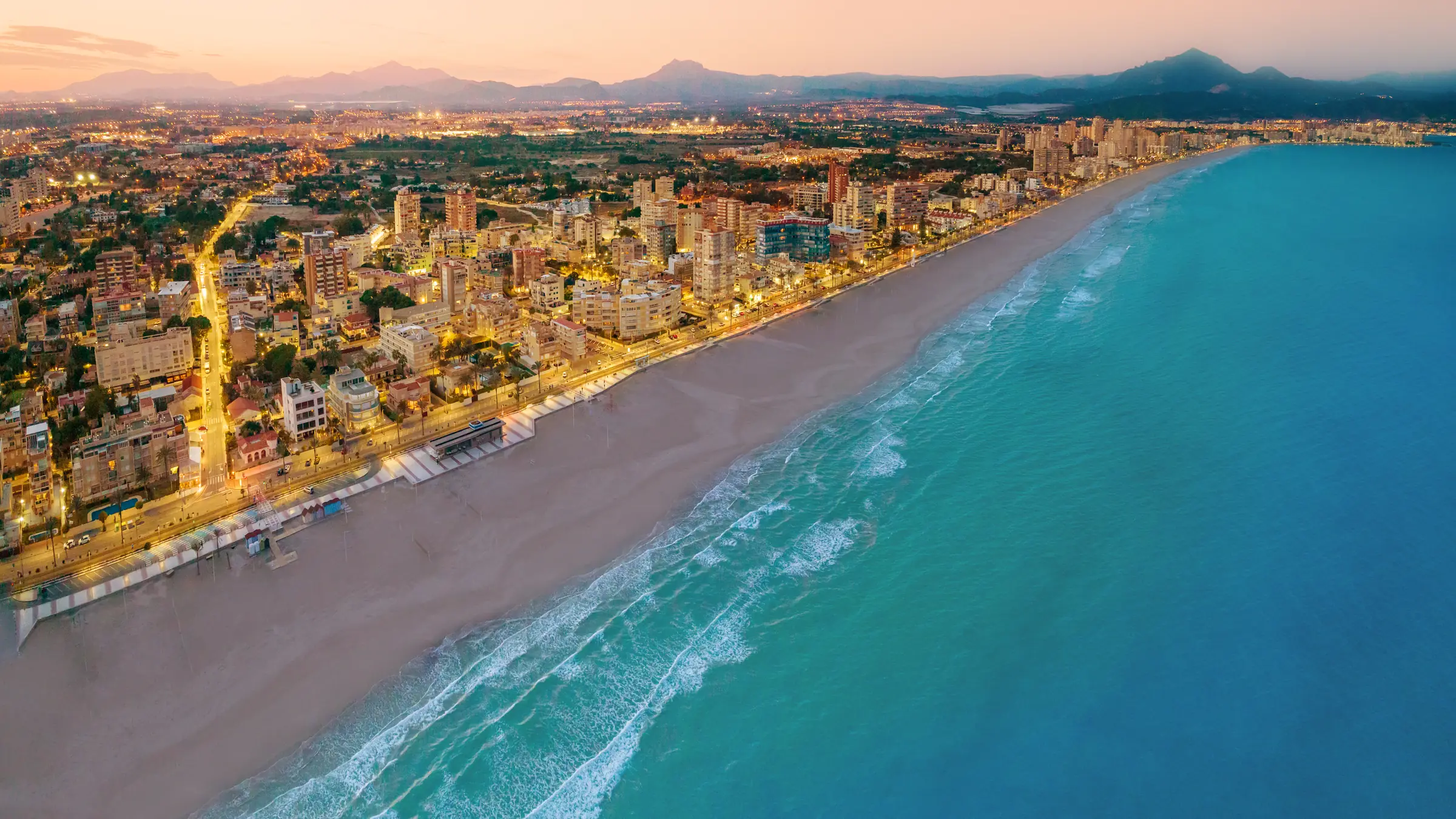 Luftaufnahme von El Campello bei Sonnenuntergang, mit markiertem Stellplatz